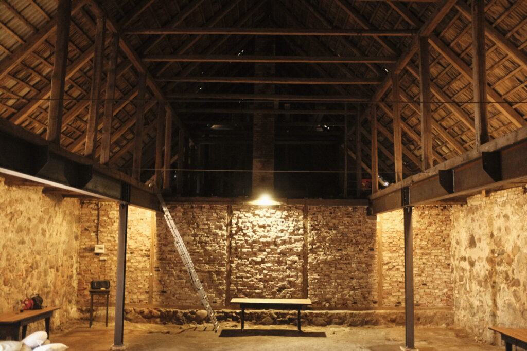 Āža kroga vecais stallis Mazsalacā piedzīvo pārvērtības