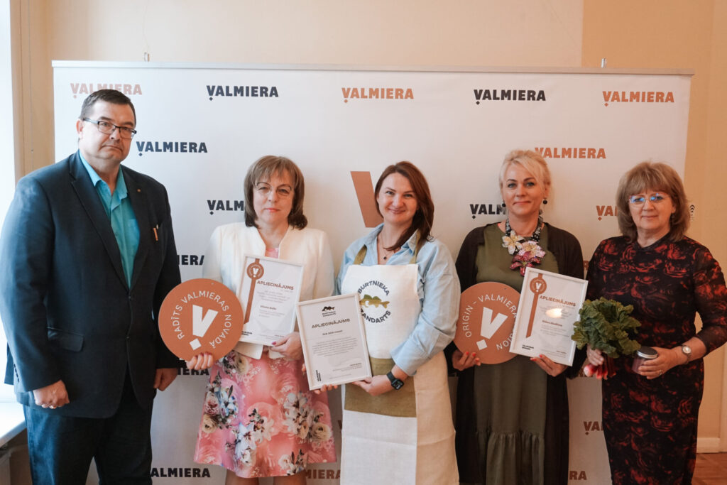 Preču zīmju "Radīts Valmieras novadā" un "Burtnieka zandarts" pasniegšana