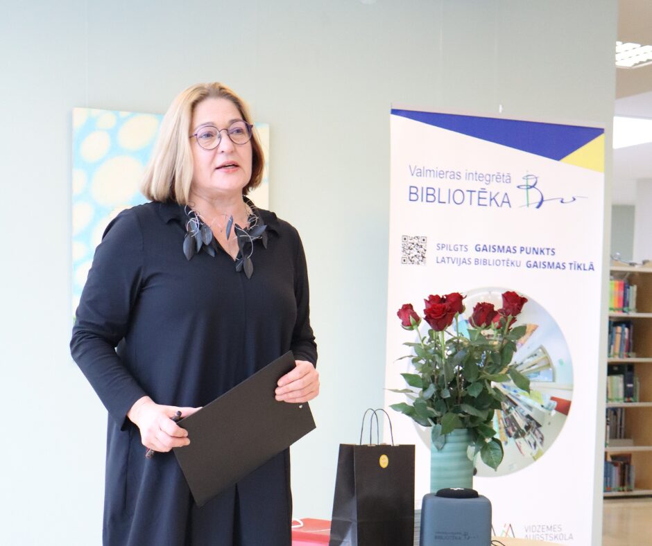 Ar Atzinības krustu apbalvos Valmieras bibliotēkas direktori Daigu Rokpelni