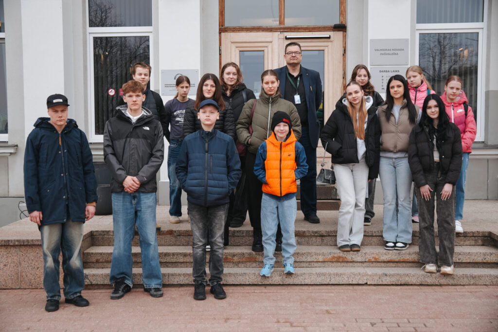 Valmieras novada pašvaldības darbiniekus ēnoja 24 skolēni