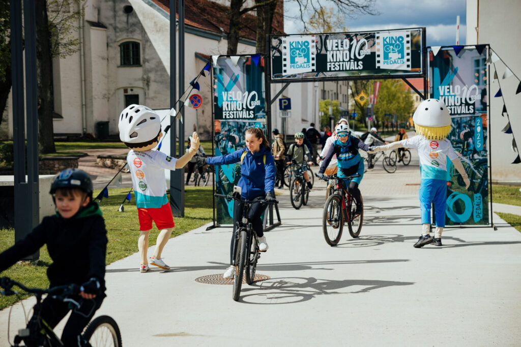 Fotogrāfija no Kino Pedāļa 2025. gadā. Sveic dalībniekus ar ierašanos