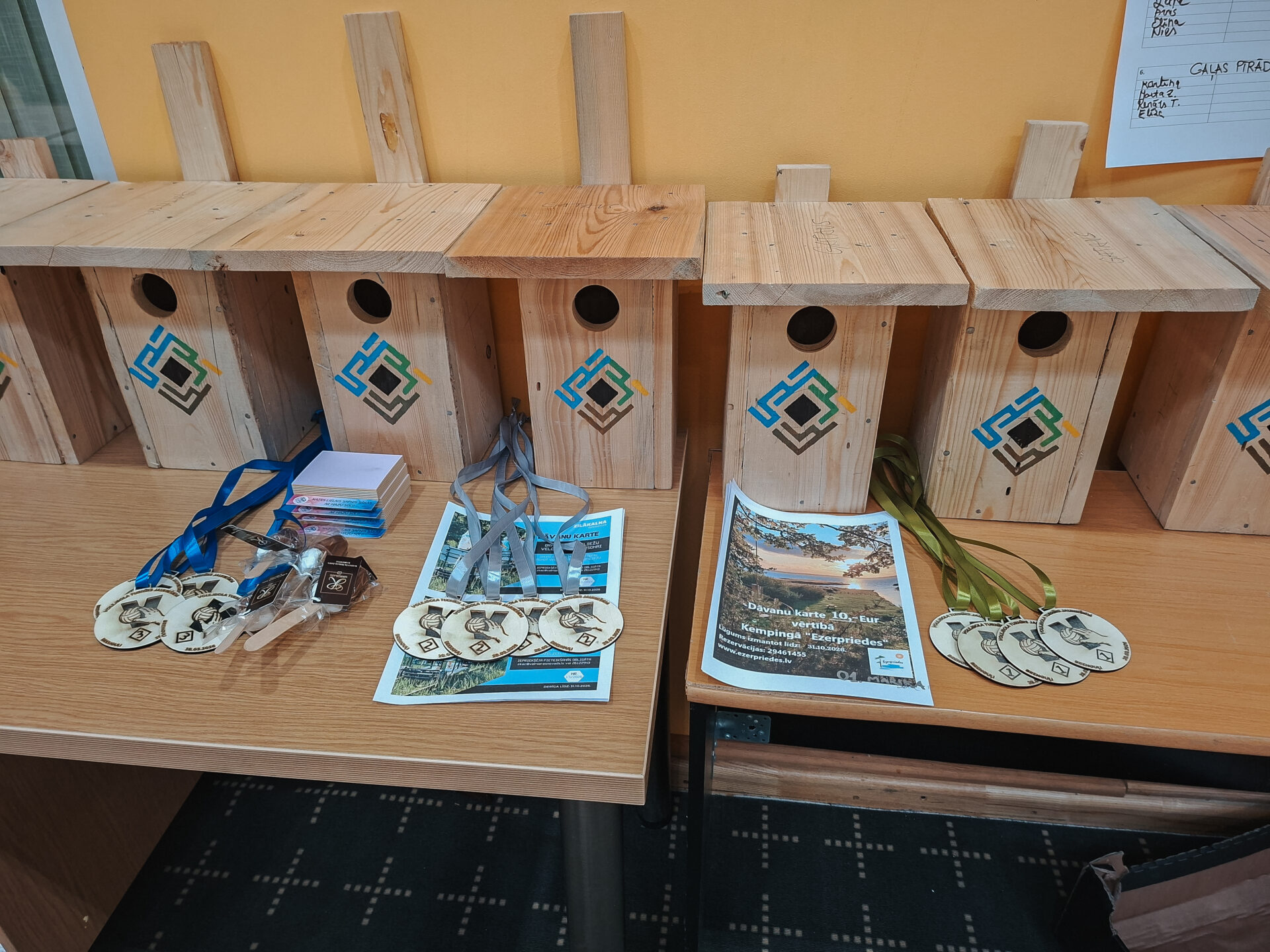 Mazsalacas jauniešu izgatavotie putnu būri vieno novada jauniešu centrus