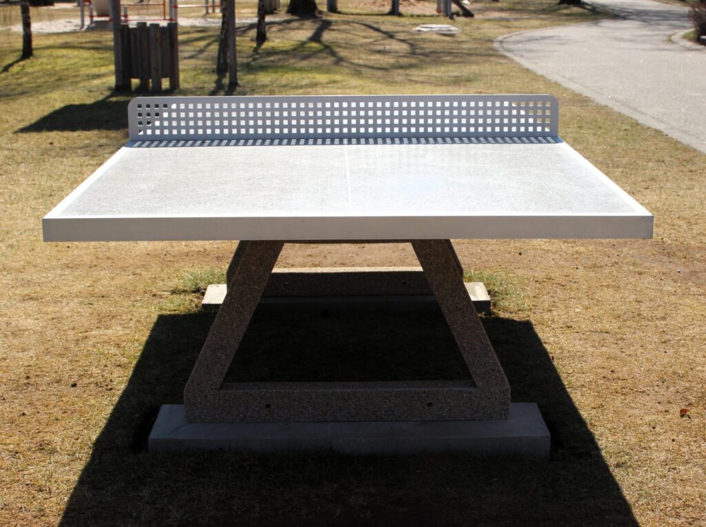 Āra galda tenis galds. Novietots zālājā.