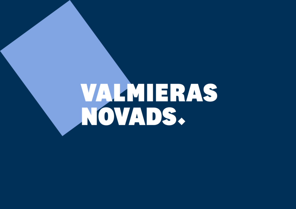 Uzraksts Valmieras novads uz stilizēta fona zilā krāsā