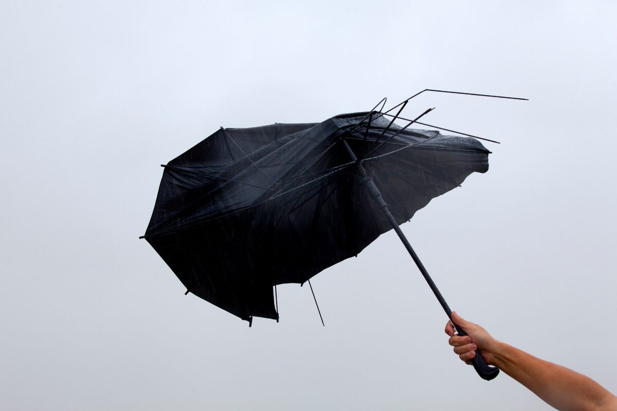 brīdina par stipru vēju