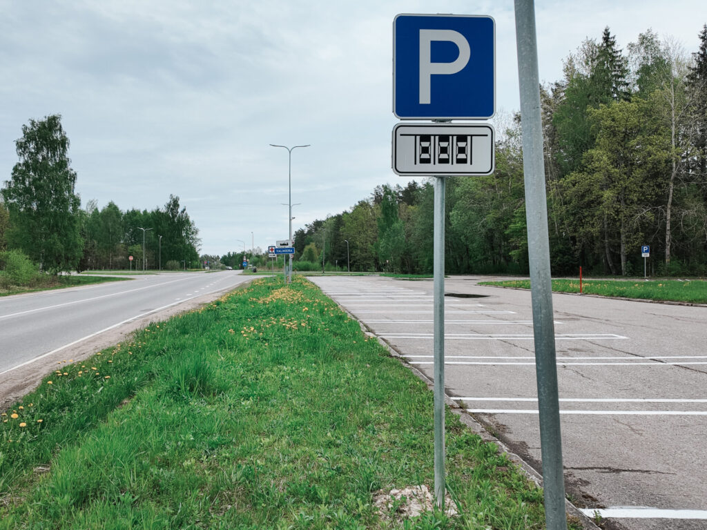 Jaunais stāvlaukums pie Vidzemes slimnīcas
