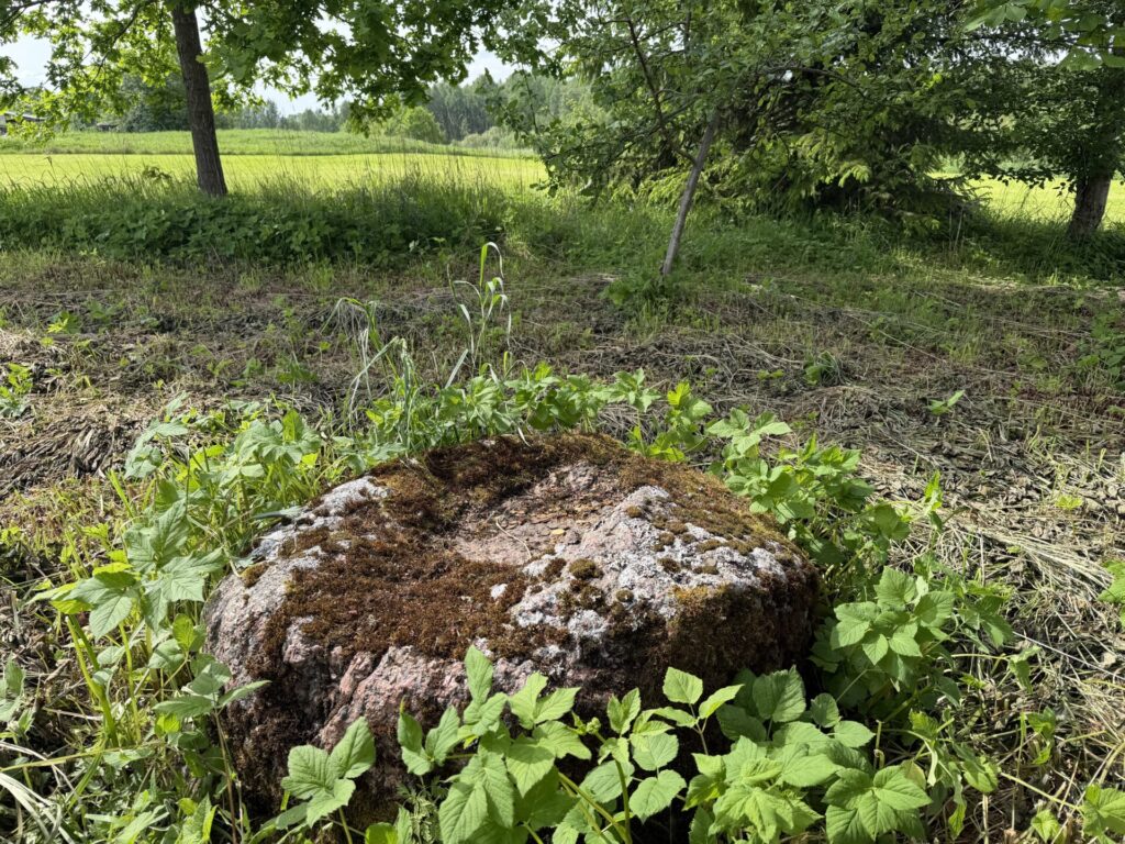 Jēču dobumakmens