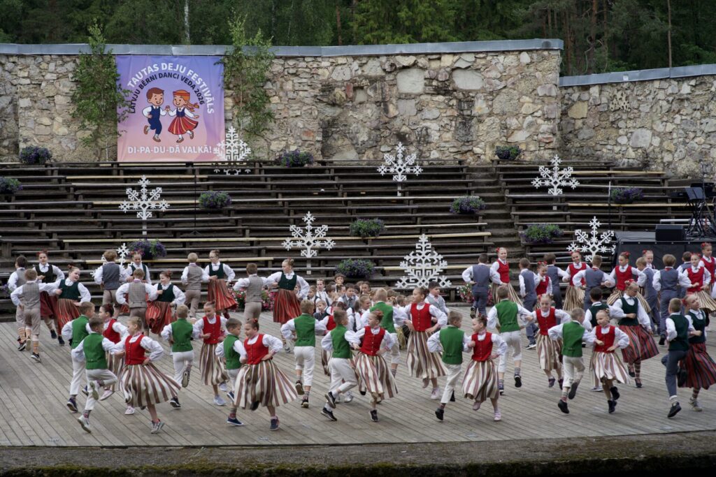 Valmieras novada jaunie dejotāji piedalās XXVI tautas deju festivālā “Latvju bērni danci veda” Valkā