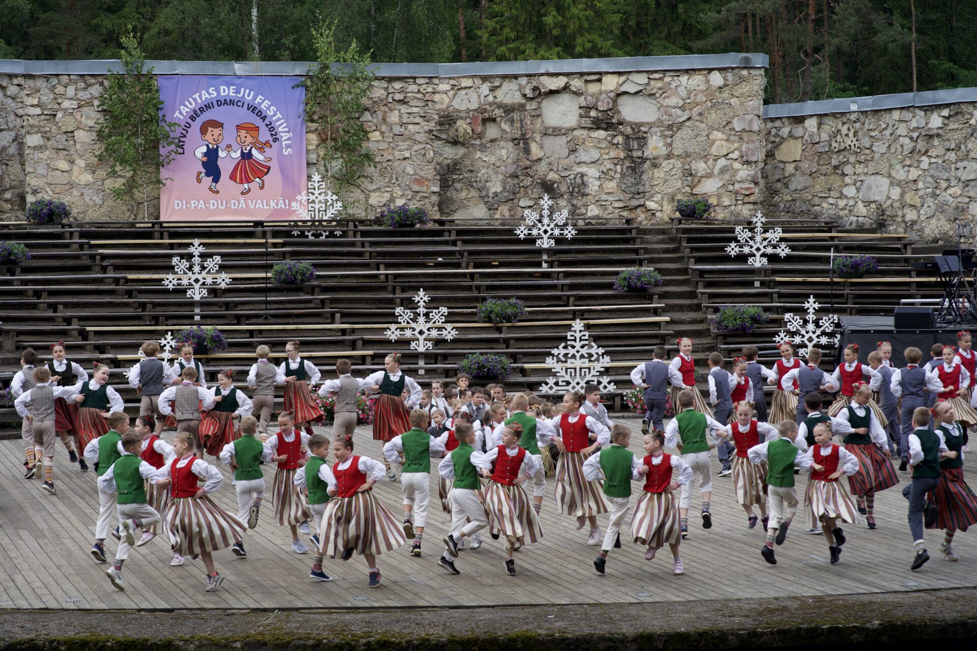 Valmieras novada jaunie dejotāji piedalās XXVI tautas deju festivālā “Latvju bērni danci veda” Valkā
