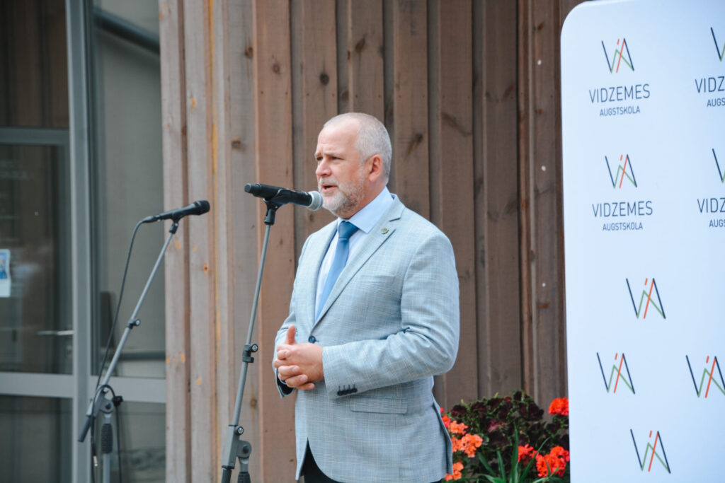 Jānis Baiks saka uzrunu Vidzemes Augstskolas studentiem