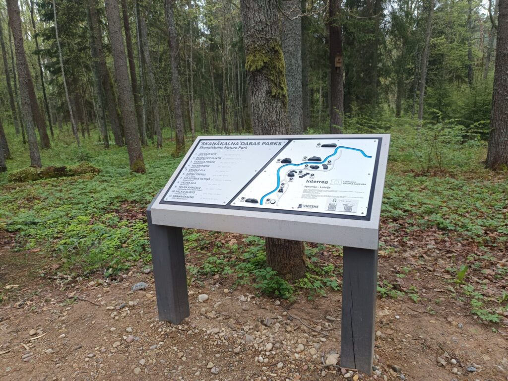 Skaņākalna Dabas parkā Mazsalacā novietota reljefa parka karte