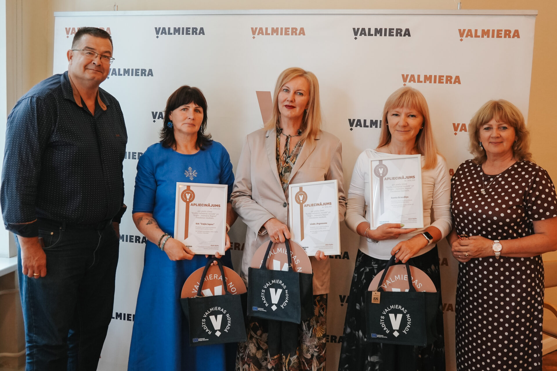 Trim ražotājiem pasniedz preču zīmes 
