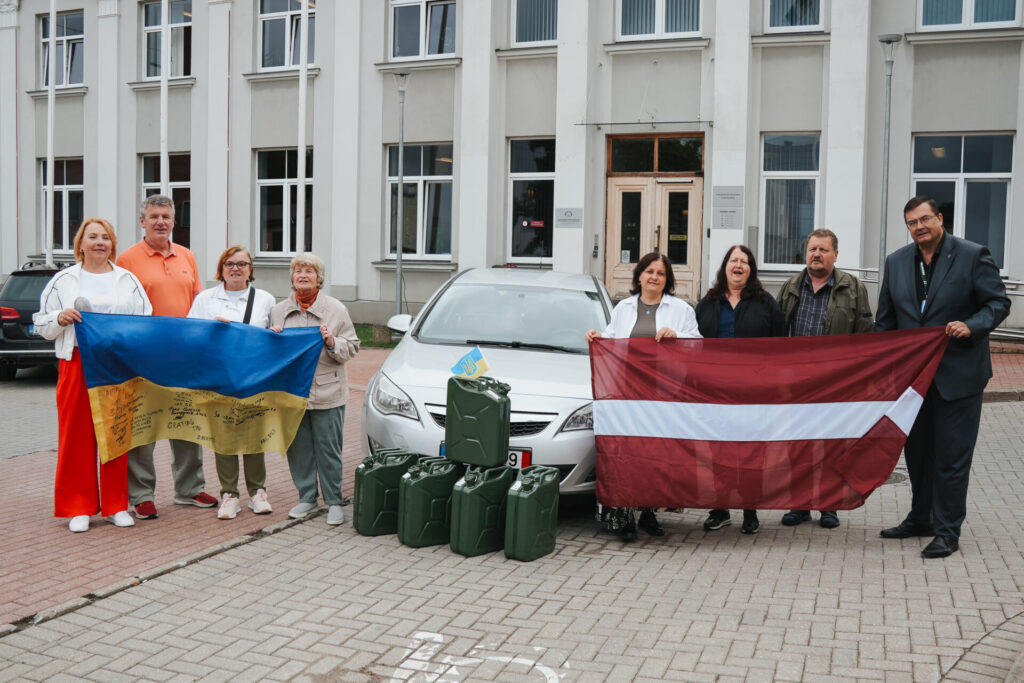 Ukrainas aizstāvjiem nosūtīts ziedotāju sarūpētais auto ar palīdzības kravu, sākas jauna ziedošanas akcija