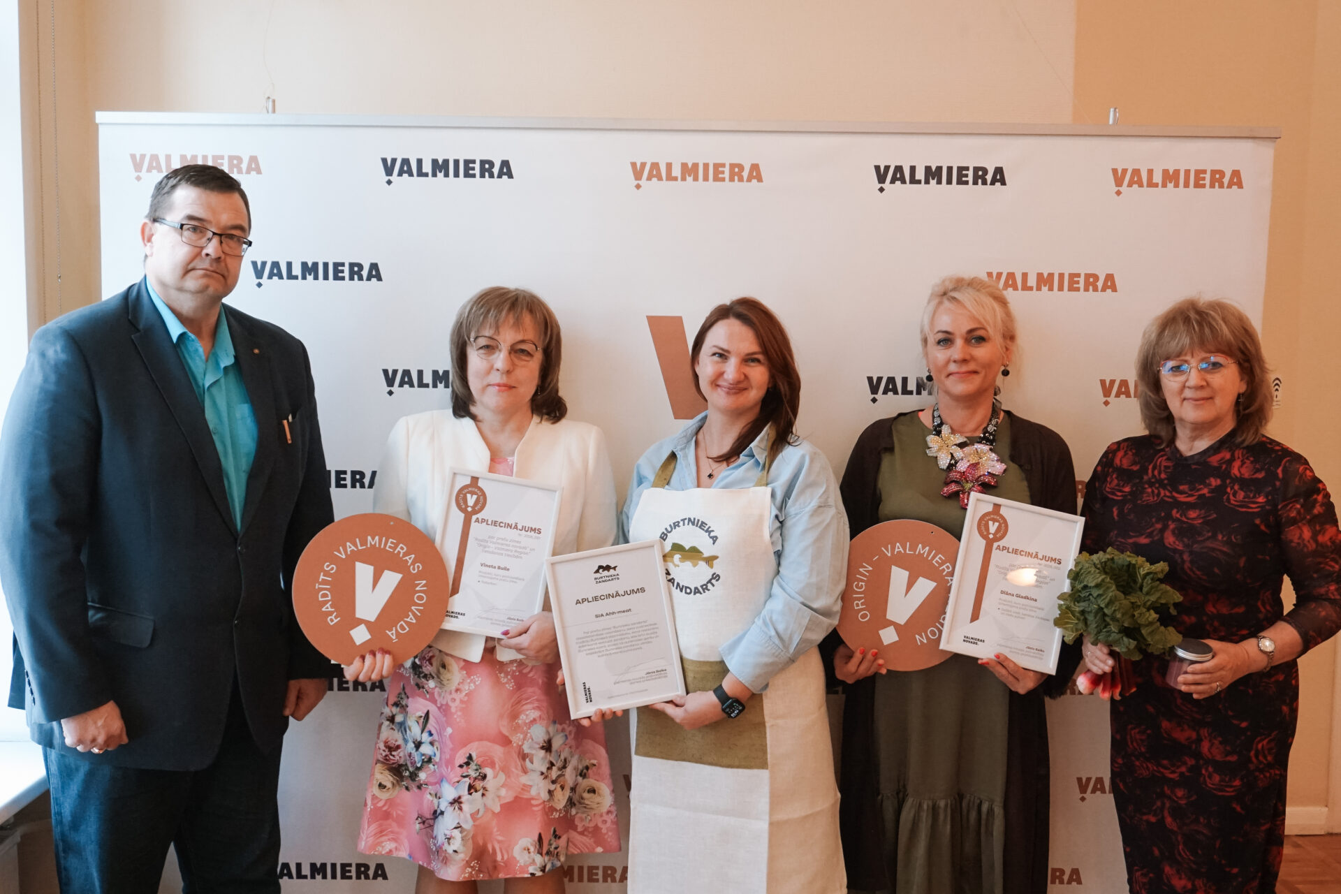 No kreisās: Ričards Gailums, Vineta Buile, Laila Vaskane-Bulute, Diāna Gladkina, Guna Ķibere