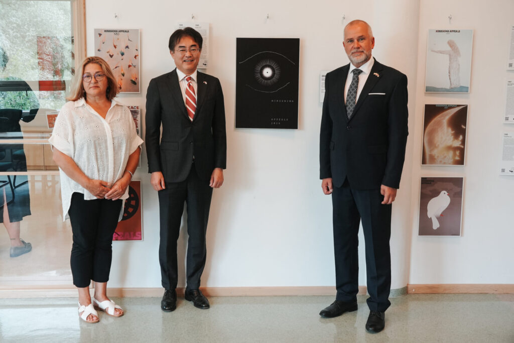 Attēlā no kreisās puses: Daiga Rokpelne, Kensuke Jošida , Jānis Baiks