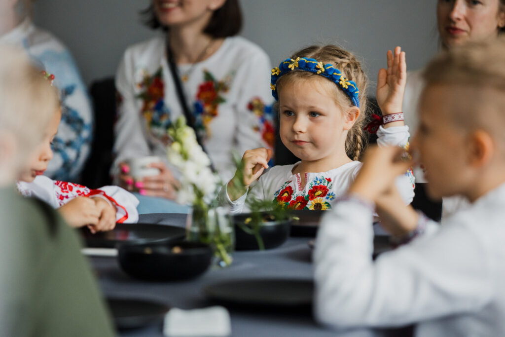 "Rimi" un Bērnu slimnīcas fonds aicina ziedot Ukrainas bērnu emocionālā atbalsta nometnēm Latvijā