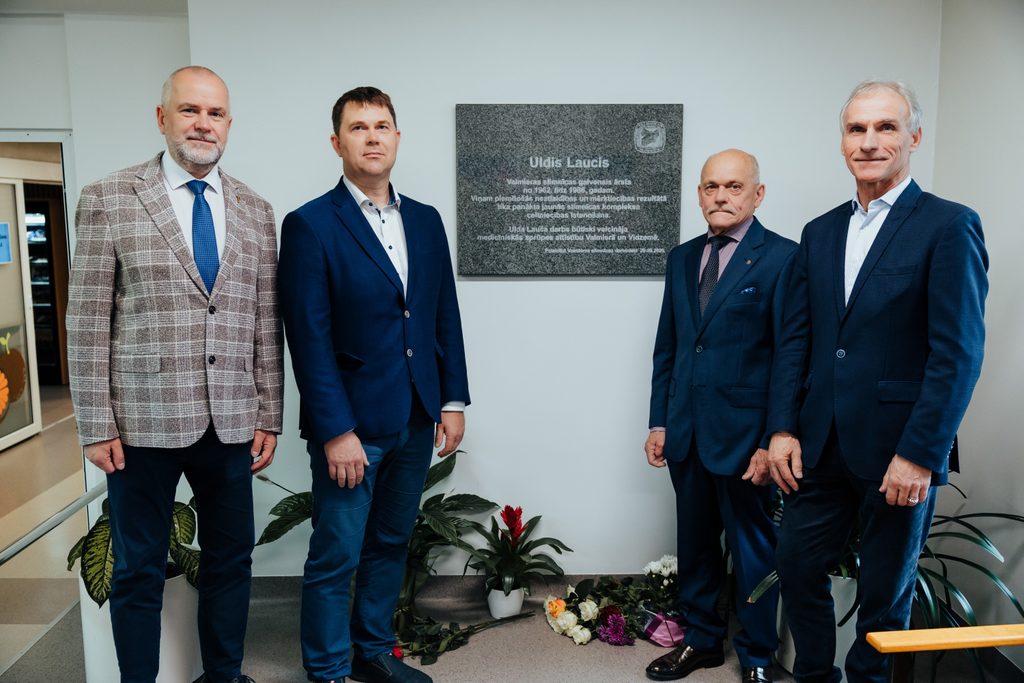 Vidzemes slimnīcā atklāta piemiņas plāksne Uldim Laucim