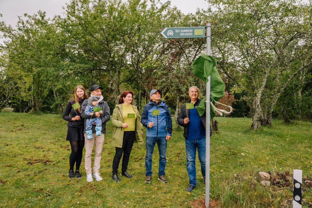 Bioloģiskās pārtikas dienā uzstādīta pirmā no simt norādēm 