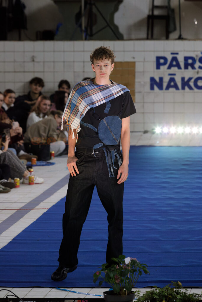 Valmierā jaunieši "pāršuj nākotni" - aizvadīta ilgtspējīgas modes skate