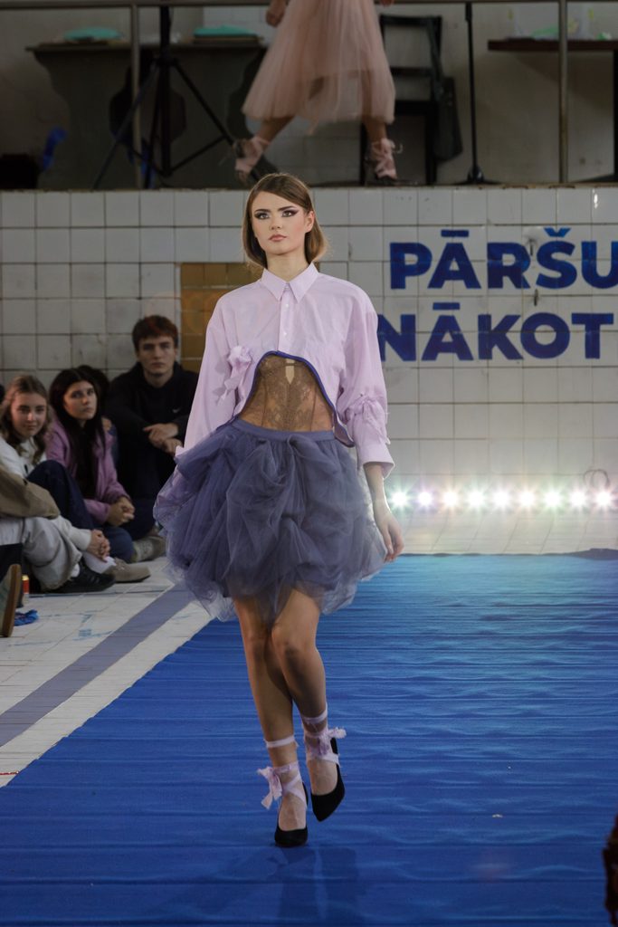 Valmierā jaunieši "pāršuj nākotni" - aizvadīta ilgtspējīgas modes skate
